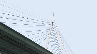 Fils de suspension d'un pont suspendu, angle recherché depuis le dessous du pont.